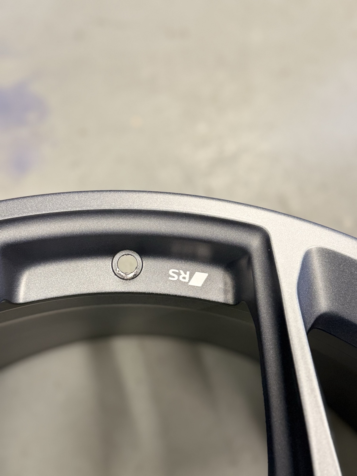 Diamond cut lip detail on an Audi RS wheel